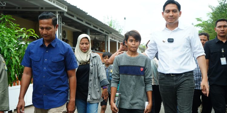 Bupati  Berikan Kontrakan Rumah Bagi Sopiah dan Jadikan Petugas Kebersihan 