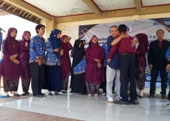 Perasan Haru Selimuti Jumpa Pisah Guru IPS Drs. Nurdemar Yudhyanto dan Siswa-Siswi Kelas 9 SMPN 1 Klangenan
