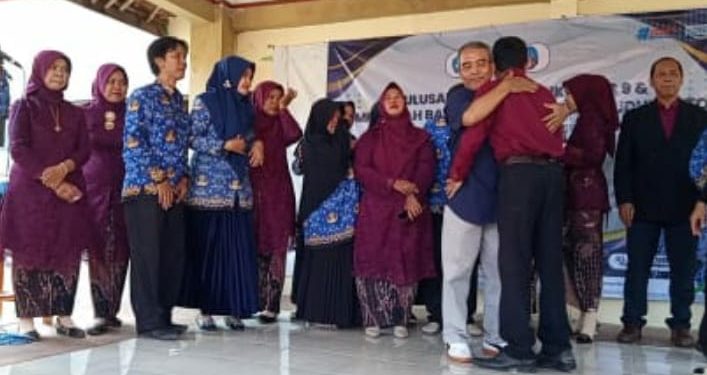 Perasan Haru Selimuti Jumpa Pisah Guru IPS Drs. Nurdemar Yudhyanto dan Siswa-Siswi Kelas 9 SMPN 1 Klangenan