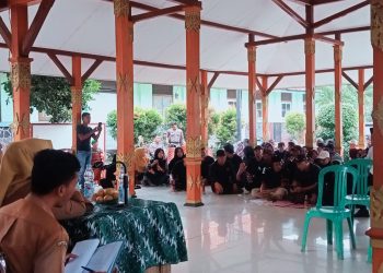 H. Lili Mashuri Hadir Ditengah Aksi Warga Geruduk Kantor Desa Ciawijapura