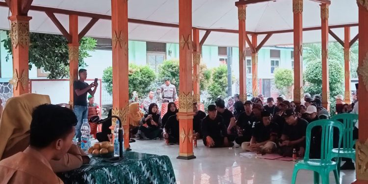 H. Lili Mashuri Hadir Ditengah Aksi Warga Geruduk Kantor Desa Ciawijapura