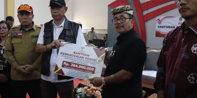 Tinjau Lokasi Longsor Gunung Kuda, Wamen Sosial Agus Jabo Sampaikan Belasungkawa dan Salurkan Bantuan