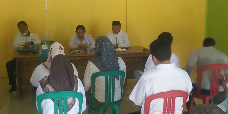 Camat Pasaleman Drs H Agustiana SH MH kunjungi Desa Cilengkrang dalam evaluasi Dana desa dan ADD