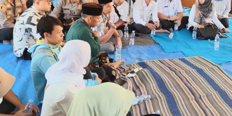 Camat Adang Suryana, Kuwu dan Keluarga Korban Ikuti Doa Bersama