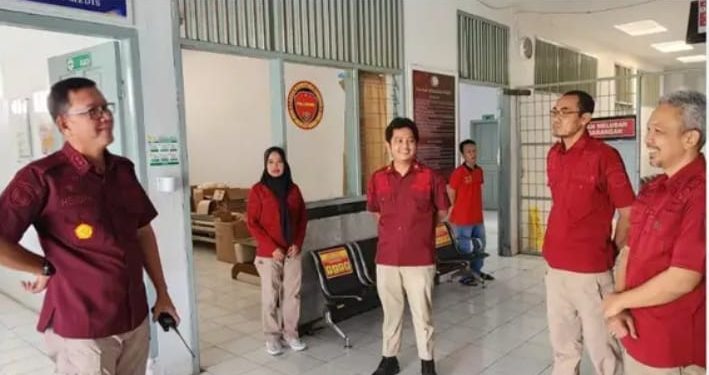 Plt Kalapas S. Hendra Budiman Tinjau Langsung Kegiatan di Poliklinik Pratama dan Posko Utama Lapas Narkotika Cirebon