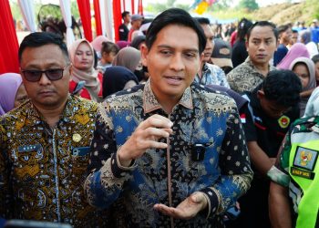 KDM dan Lucky Hakim Tinjau Pembangunan Pabrik Sepatu di Desa Cikawung