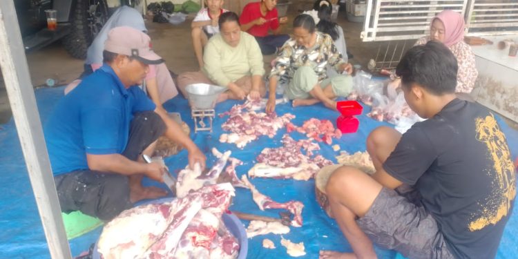 PT Azzimut Inter Modern Bagikan Hewan Qurban Ke Masyarakat 