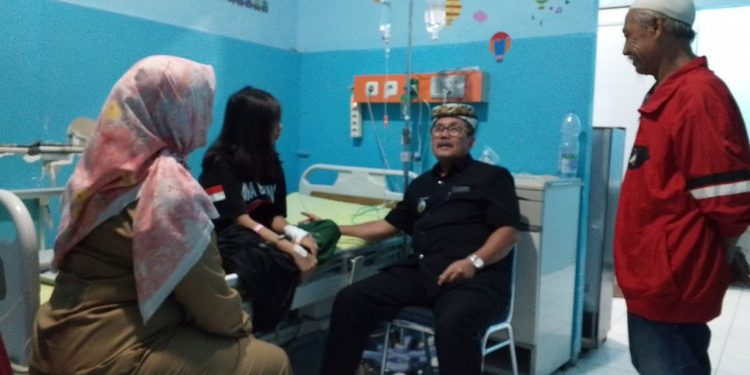 Bupati Cirebon Jenguk Monik, Siswi yang Viral karena Putus Sekolah: “Kami Siap Biayai Sekolah dan Kehidupannya”