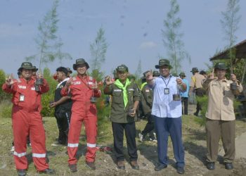 Peringatan Hari Lingkungan Hidup 2025, Unit VI Balongan, Kaldera SMKN 1 Balongan dan Forbal Lakukan Bersih-bersih Pantai