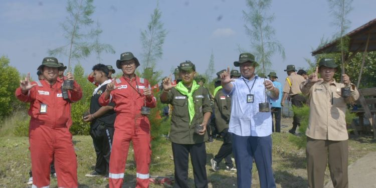 Peringatan Hari Lingkungan Hidup 2025, Unit VI Balongan, Kaldera SMKN 1 Balongan dan Forbal Lakukan Bersih-bersih Pantai