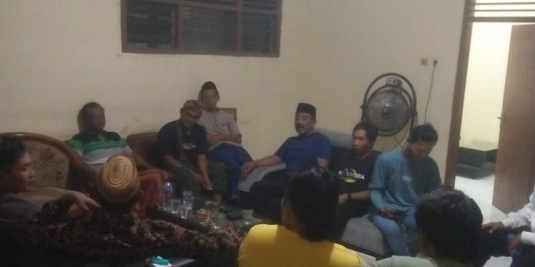 Diduga Saluran Air Tersumbat Oleh Vendor Proyek PT KAI, Petani Desa Panggangsari Meradang   