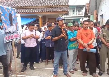 Desa Ujunggebang Memanas: Warga Kepung Balai Desa, Tuntut Kuwu Tariman Mundur