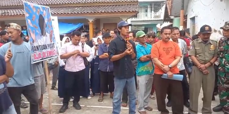 Desa Ujunggebang Memanas: Warga Kepung Balai Desa, Tuntut Kuwu Tariman Mundur