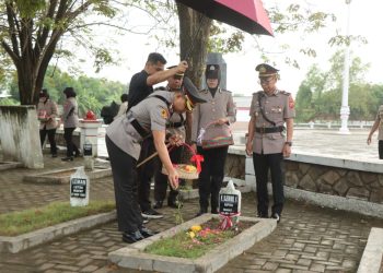 Sambut Hari Bhayangkara ke-79, Polres Indramayu Tabur Bunga di TMP 