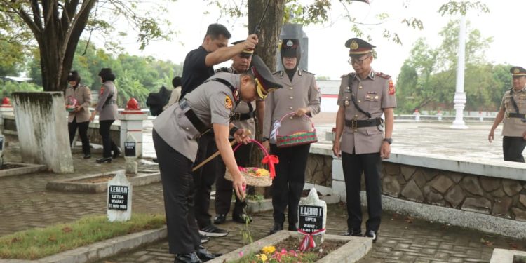 Sambut Hari Bhayangkara ke-79, Polres Indramayu Tabur Bunga di TMP 