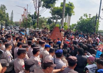 Korban Banjir Rob Tagih Janji Bupati Lucky Hakim