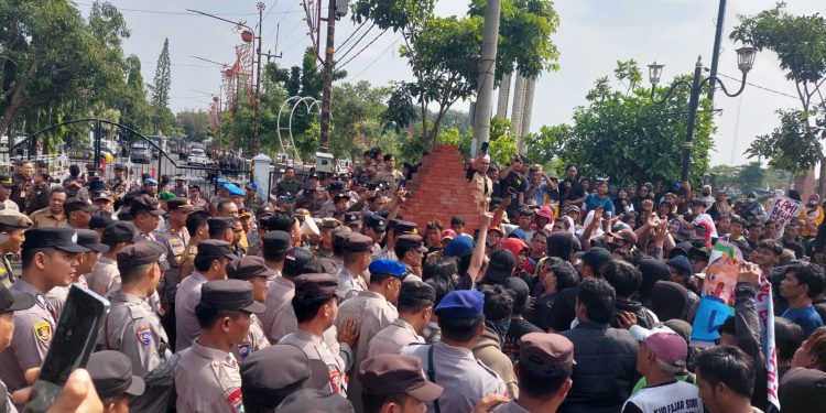 Korban Banjir Rob Tagih Janji Bupati Lucky Hakim