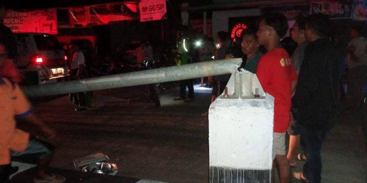 Akibat Tertimpa Tiang PJU, Pemotor di Jalan Raya Jatibarang – Indramayu Meninggal 