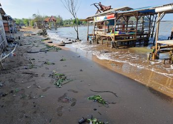 Rob dan Abrasi Terjang Obyek Wisata Pantai Karangsong Indramayu 