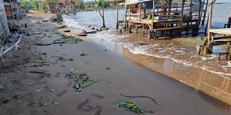 Rob dan Abrasi Terjang Obyek Wisata Pantai Karangsong Indramayu