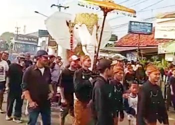 Arak-Arakan Ngunjung Buyut “Nali Kersa” Desa Palimanan Timur Menarik Perhatian Ribuan Warga. 