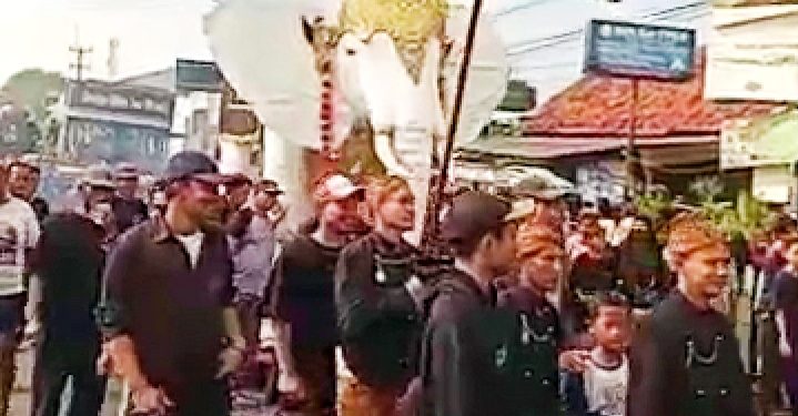 Arak-Arakan Ngunjung Buyut “Nali Kersa” Desa Palimanan Timur Menarik Perhatian Ribuan Warga. 