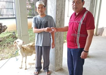 Pemilik Apita Resort Ciledug Serahkan 1 Ekor kambing ke Pengurus Mushola Nurul Qomar Desa Jatiseeng