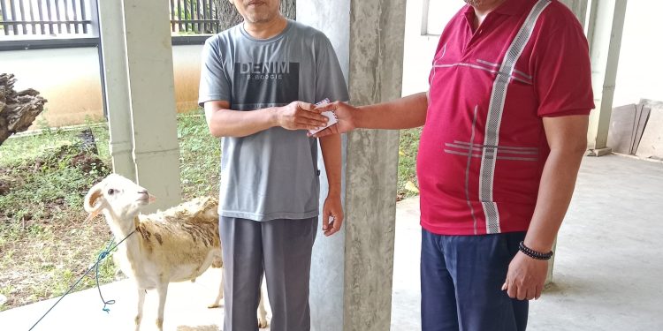 Pemilik Apita Resort Ciledug Serahkan 1 Ekor kambing ke Pengurus Mushola Nurul Qomar Desa Jatiseeng