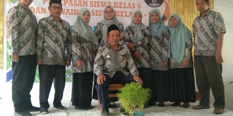 UPTD SDN 1 Curug Pelepasan sejumlah 28 lulus , siswa dan Siswi .