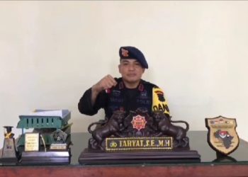 Sambut HUT RI ke-80, Brimob Ajak Warga Cirebon Kibarkan Merah Putih Sepanjang Agustus