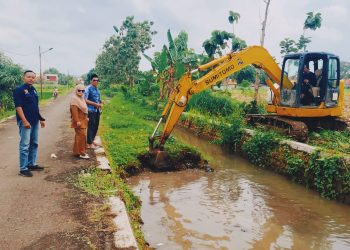 DPUPR Bersama Pemdes Kaligawe Wetan Normalisasi Pembuangan Aliran Sungai Ketos