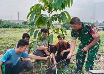 Peduli Alam dan Lingkungan Hidup, Babinsa Bersama DLH Kota Cirebon Laksanakan Reboisasi