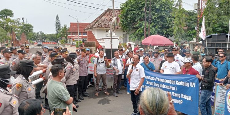 Tolak Pengosongan Gedung GPI, Ratusan Wartawan Geruduk Pendopo Indramayu 