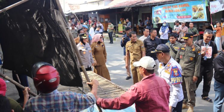 Trusmi Bersolek! Pemkab Cirebon Tertibkan Parkir Liar, Manusia Silver, dan PKL demi Wisata yang Nyaman dan Tertib