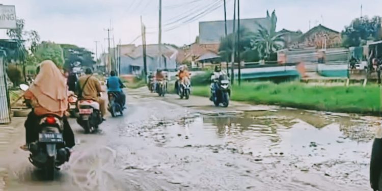 Jalan Rusak Tak Kunjung Diperbaiki: Warga Cirebon Timur Kecewa