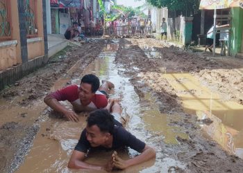 Dua Dekade Tak Tersentuh, Warga Japura Kidul Tutup Jalan dan Mandi Lumpur