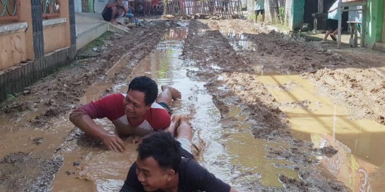 Dua Dekade Tak Tersentuh, Warga Japura Kidul Tutup Jalan dan Mandi Lumpur