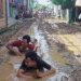 Dua Dekade Tak Tersentuh, Warga Japura Kidul Tutup Jalan dan Mandi Lumpur