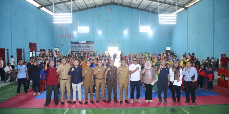 Tendangan Semangat dari Pelajar! Wabup Cirebon Buka Kejuaraan Karate, Target Lahirkan Juara Nasional
