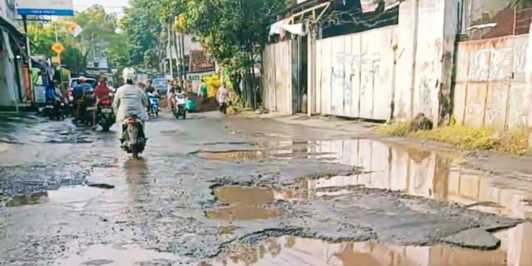 Kisruh Jalan Rusak Cirebon Timur, Tokoh Masyarakat Desak Kepastian Pembangunan: “Jangan Lempar Tangung Jawab!”