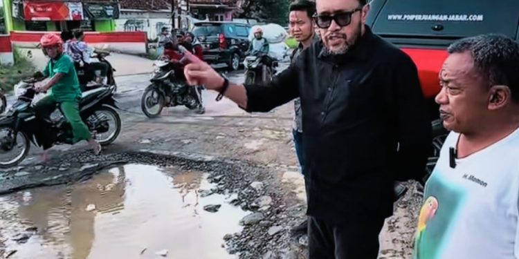 Tegas! Ono Surono Instruksikan Bupati Cirebon Lakukan Percepatan Perbaikan Jalan Rusak