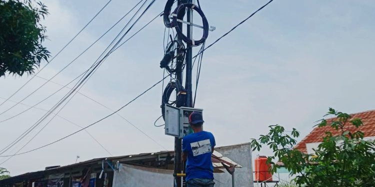 Pemasangan Tiang dan Kabel MyRepublik Di Desa Susukantonggoh Di Duga Tak Berizin