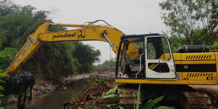 Butuh Alat Berat Amphibi, Forum 3 Kecamatan Kecewa: Pemkab Cirebon Cuek Pada Kegiatan Normalisasi Sungai Singaraja