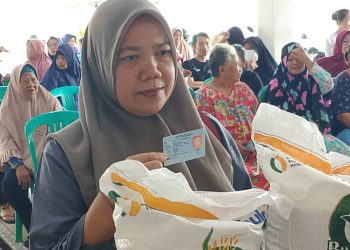 Ratusan PBP di Desa Dermayu Menerima Bantuan Pangan Dari Pemerintah, Kuwu: Ini Sangat Membantu