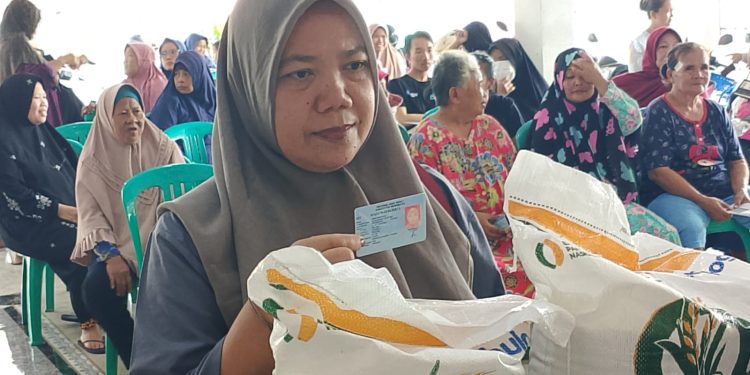 Ratusan PBP di Desa Dermayu Menerima Bantuan Pangan Dari Pemerintah, Kuwu: Ini Sangat Membantu