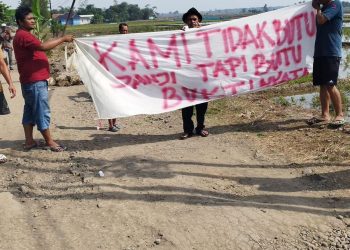 JALAN SEPERTI KUBANGAN KERBAU! Warga Ujunggebang Ngamuk, Tanam Pisang dan Dirikan “Kuburan” di Jalan Rusak 15 Tahun Tak Disentuh