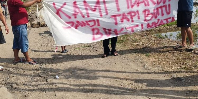 JALAN SEPERTI KUBANGAN KERBAU! Warga Ujunggebang Ngamuk, Tanam Pisang dan Dirikan “Kuburan” di Jalan Rusak 15 Tahun Tak Disentuh