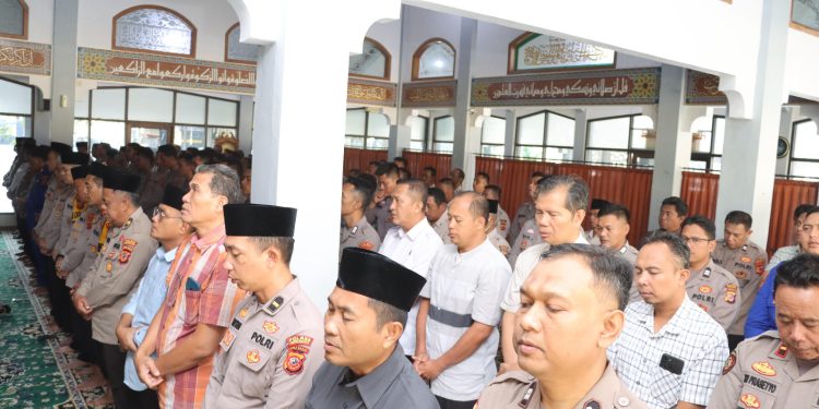Polres Indramayu, Gelar Sholat Ghoib untuk Almarhum Kasat Binmas
