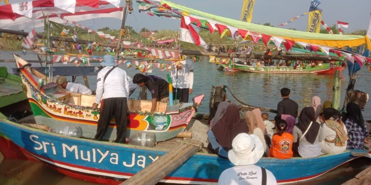 Ratusan Perahu Nelayan Ramaikan Acara Sedekah Laut Di Desa Tawangsari