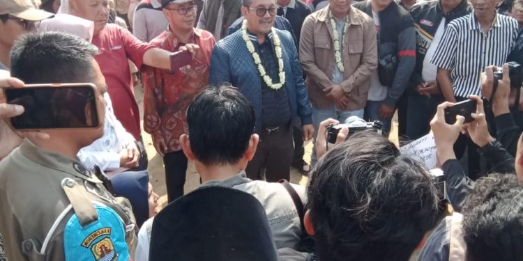 Masyarakat Sepanjang Kecamatan Losari Sambut Bupati dan Wakil Bupati Cirebon Di Acara Mudun Bareng di Desa Tawangsari